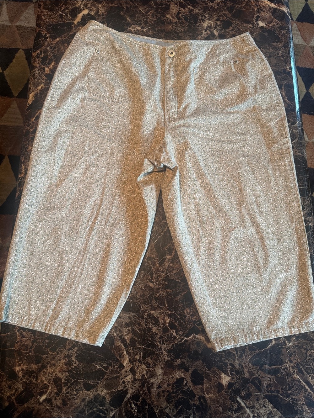 Liz Claiborne Tan/White Floral Capris - Women’s Size 16